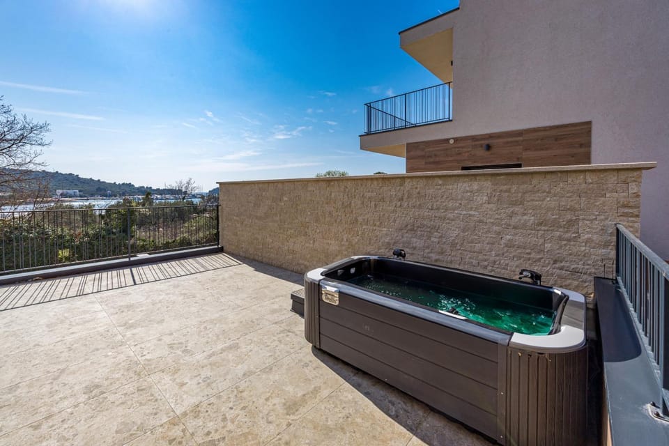 Villa Bay I near Medulin for 9 people with heated pool - playground & whirpool only 100 meters from the beach - pet friendly Villa in Banjole