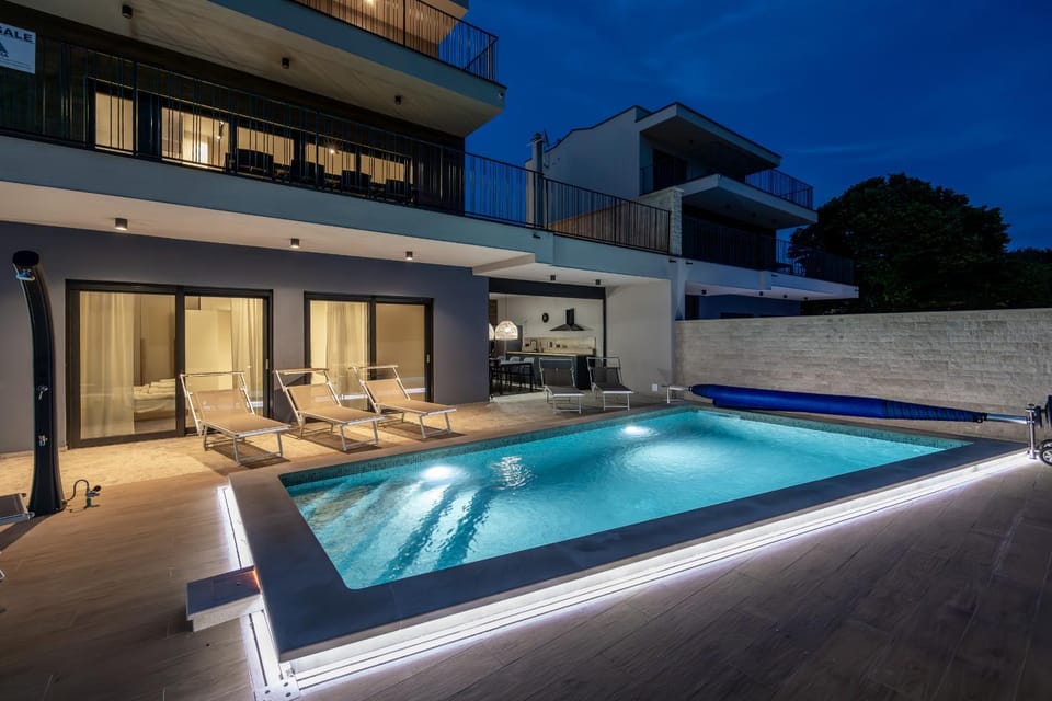 Property building, Facade/entrance, Off site