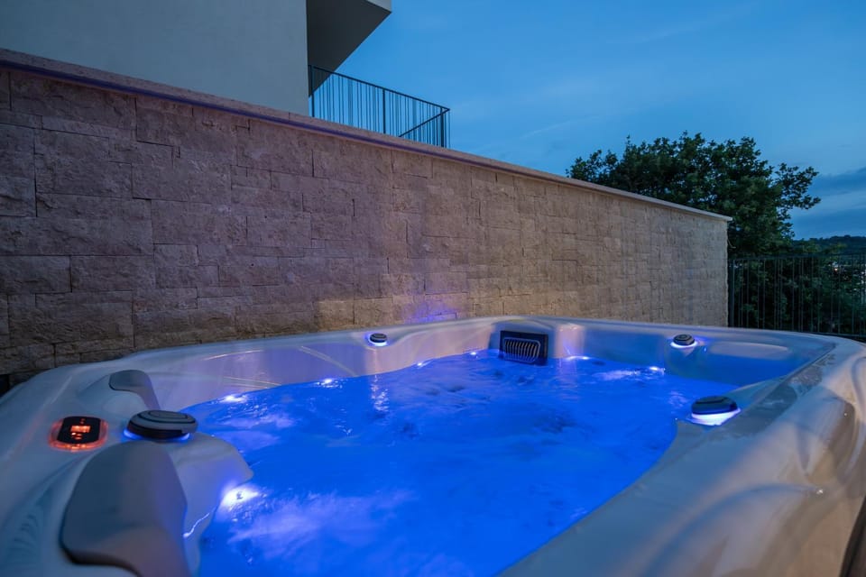 Villa Bay II near Medulin for 9 people with heated pool - playground & whirpool only 100 meters from the beach Villa in Banjole