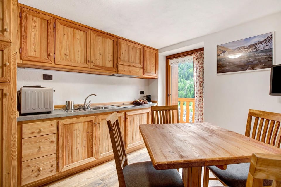 Property building, Kitchen or kitchenette, Living room