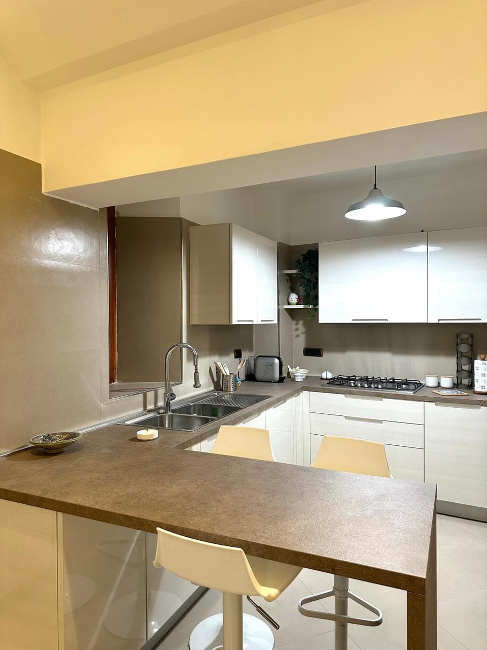 Kitchen or kitchenette, Dining area, stove