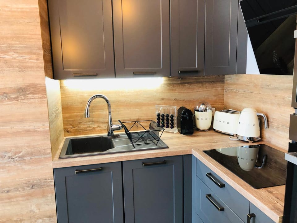 minibar, stove, toaster