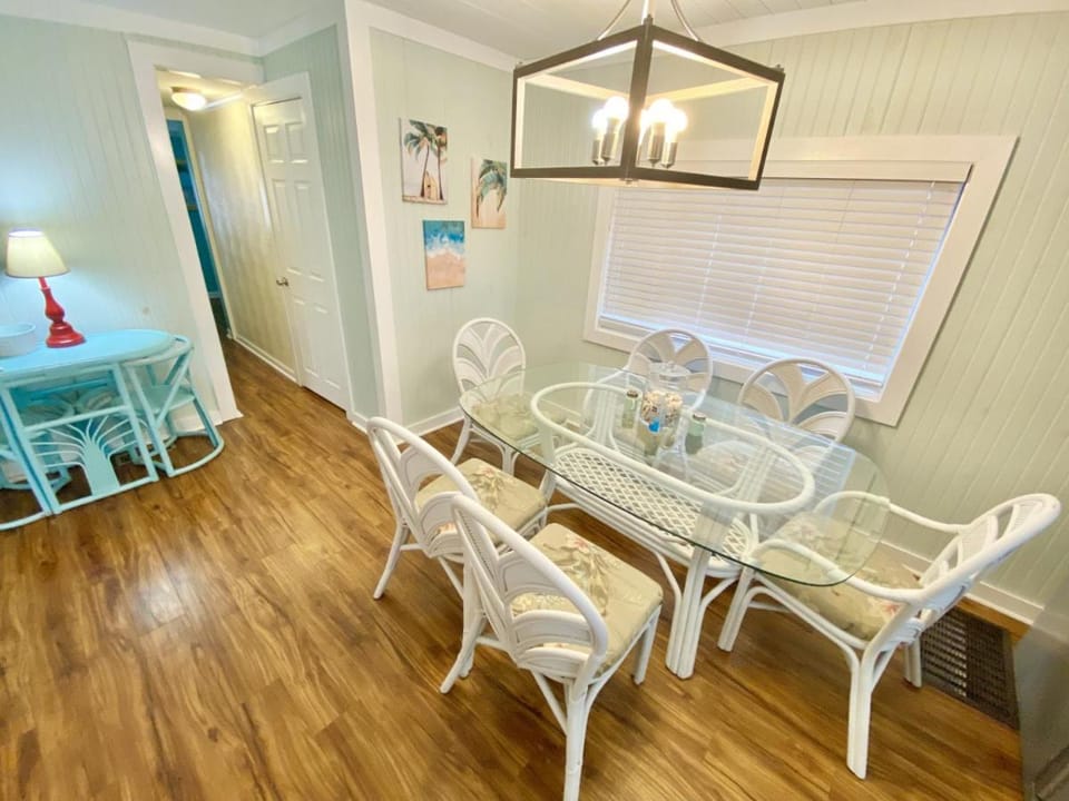 Seating area, Dining area