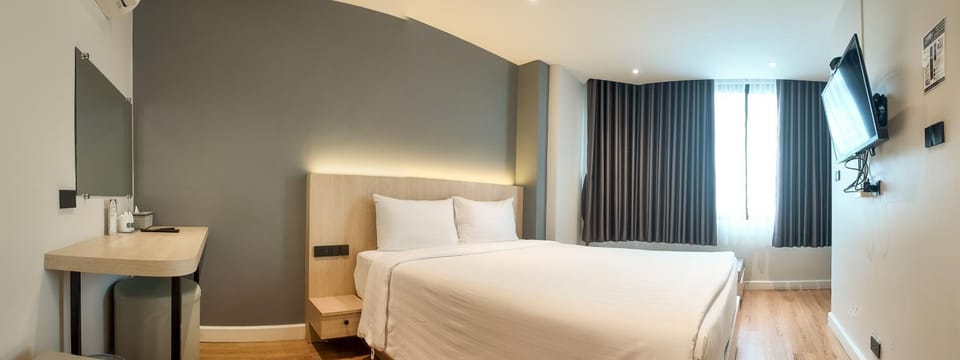 Bed, TV and multimedia, Photo of the whole room, Decorative detail, Bedroom, Text overlay, Area and facilities, furniture, air conditioner