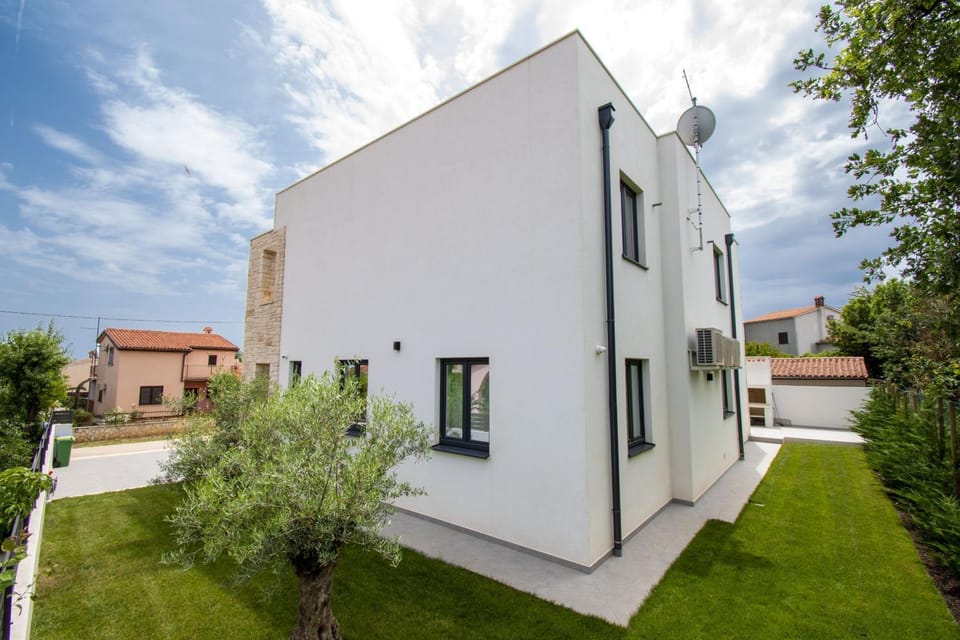 Property building, Facade/entrance, Off site