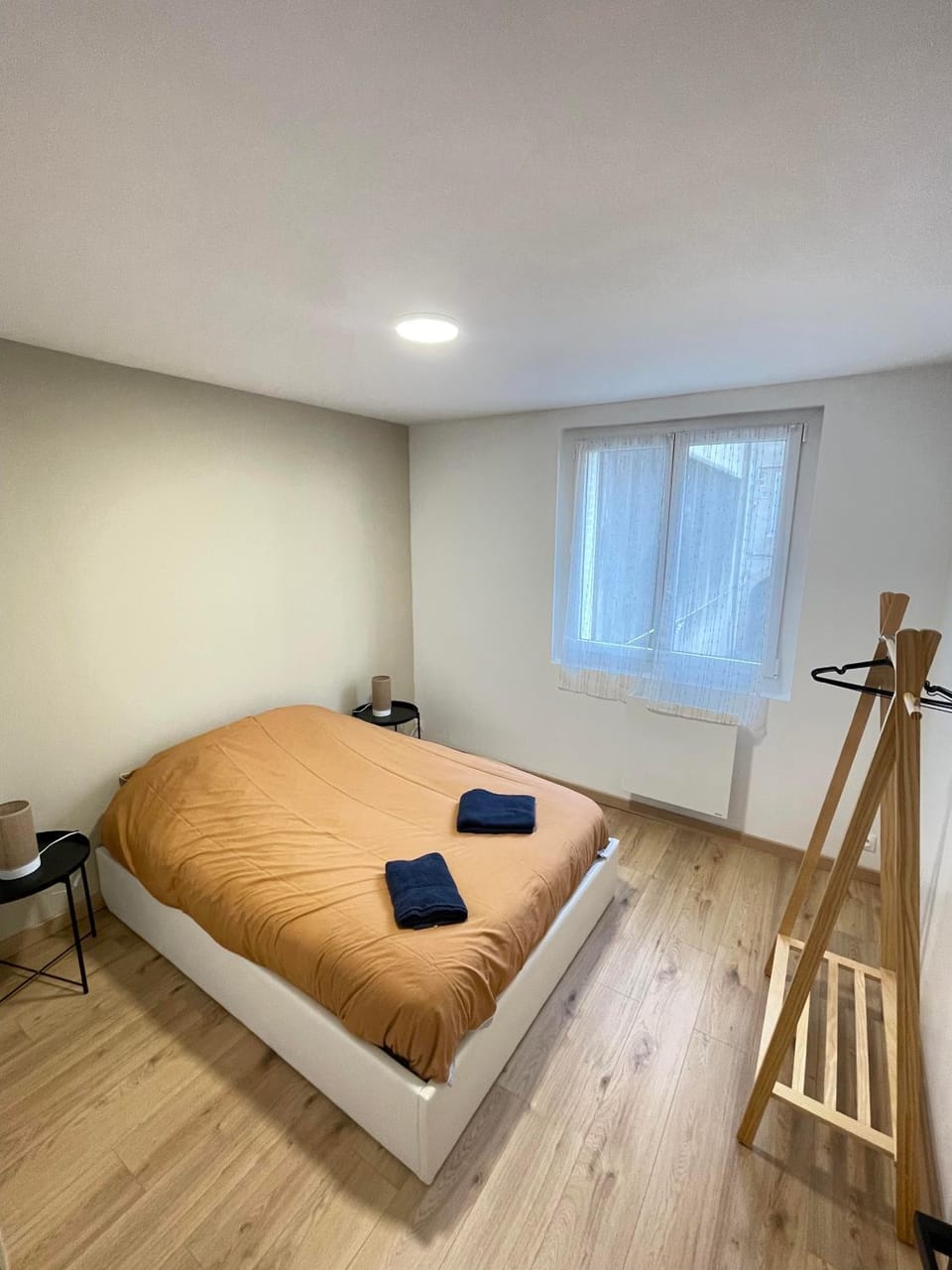 Bed, Photo of the whole room, towels
