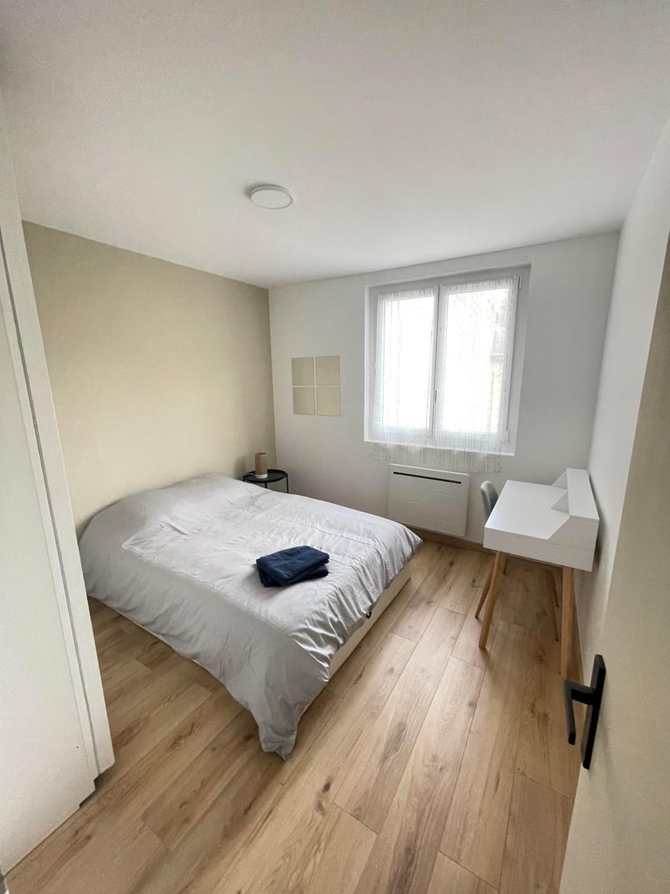 Bed, Bedroom, towels