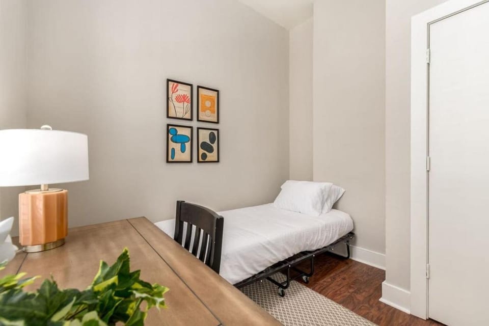 3-BR Soccer Stadium- Fast Drive to OTR - Downtown Apartment in Over The Rhine