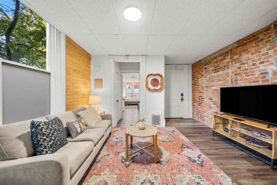 Cozy Studio with Parking - Near UC, Zoo, Downtown Apartment in Cincinnati