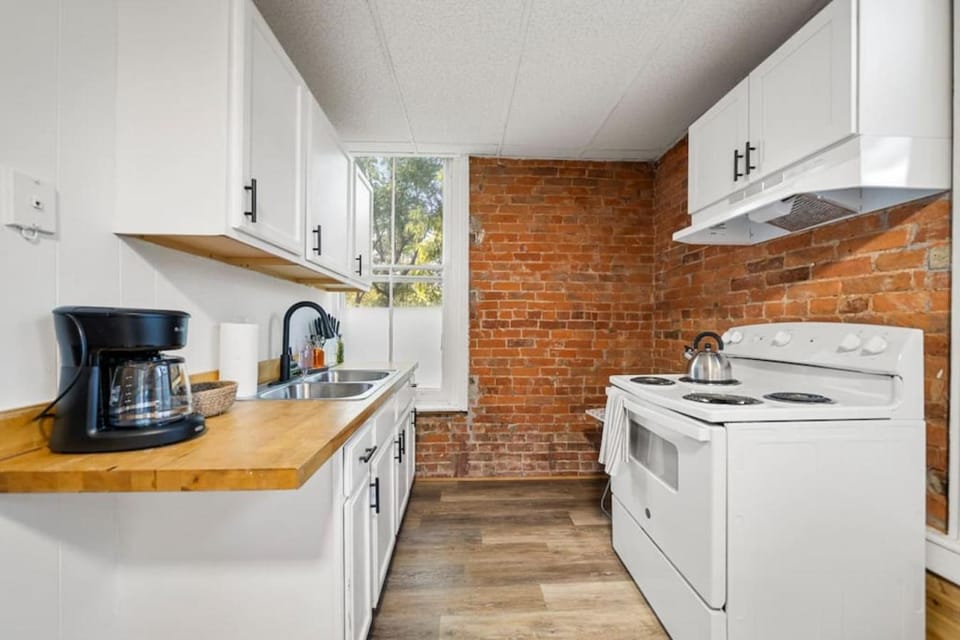 Cozy Studio with Parking - Near UC, Zoo, Downtown Apartment in Cincinnati