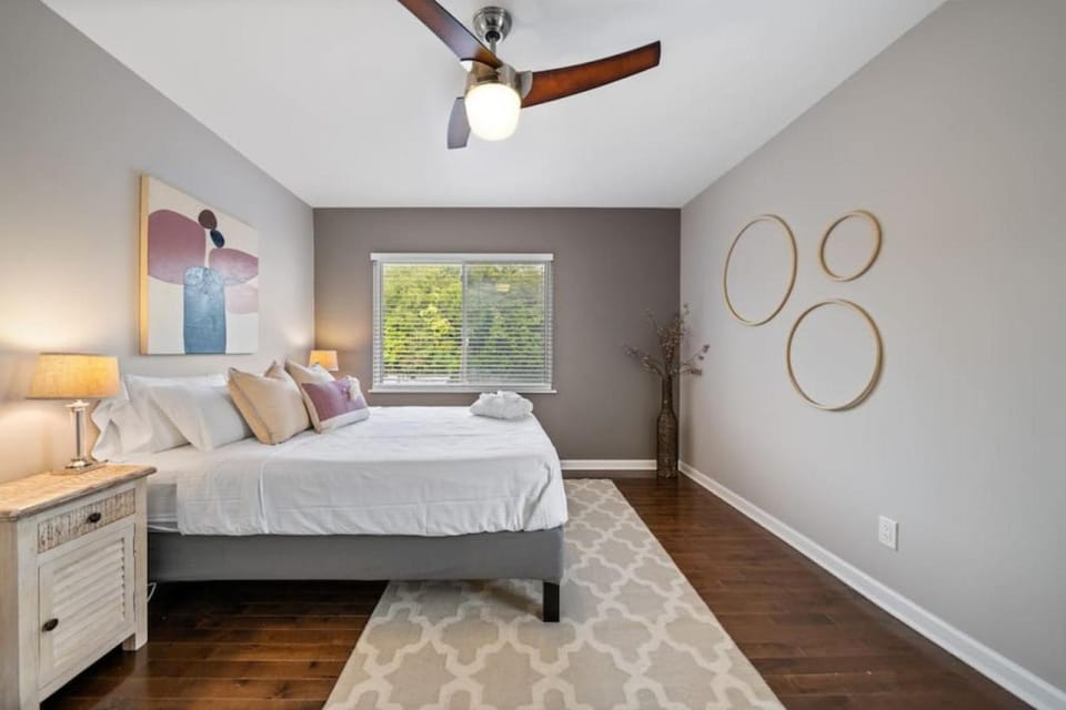Classy 2BR Condo Near City Centre - OTR, UC, Zoo Apartment in Cincinnati