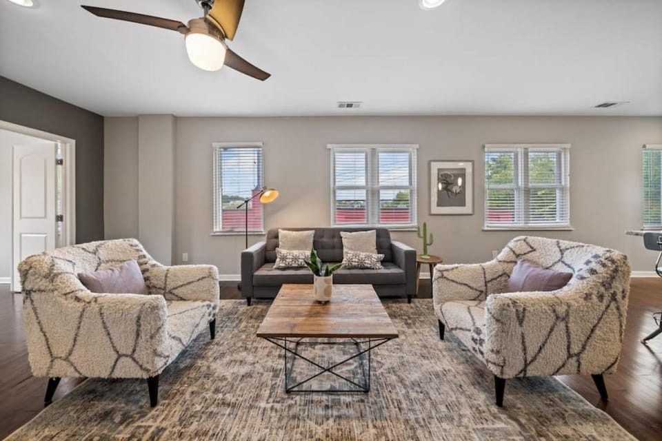 Classy 2BR Condo Near City Centre - OTR, UC, Zoo Apartment in Cincinnati