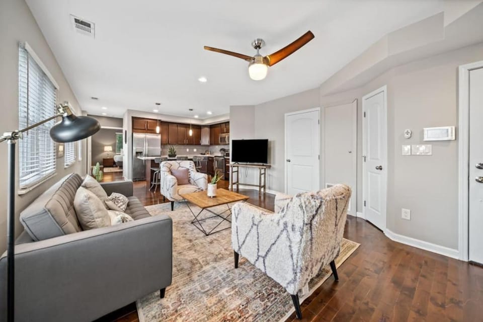 Classy 2BR Condo Near City Centre - OTR, UC, Zoo Apartment in Cincinnati