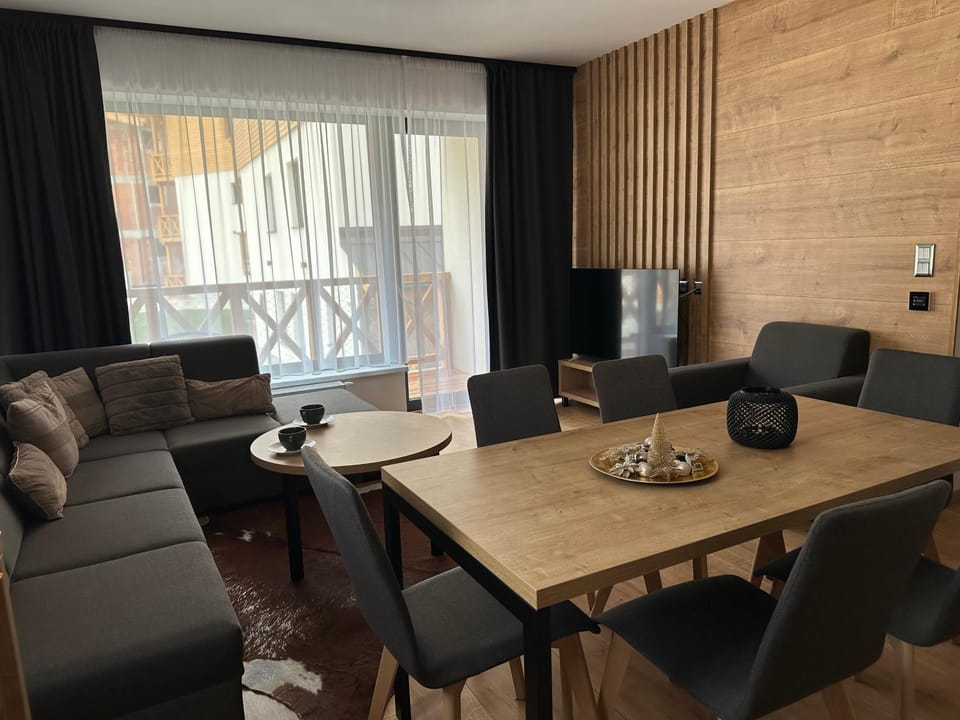 Communal lounge/ TV room, TV and multimedia, Living room, Seating area, Dining area