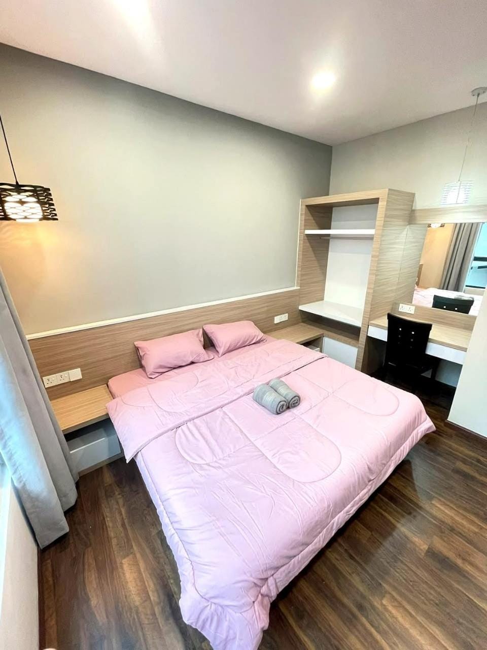 Photo of the whole room, Bedroom