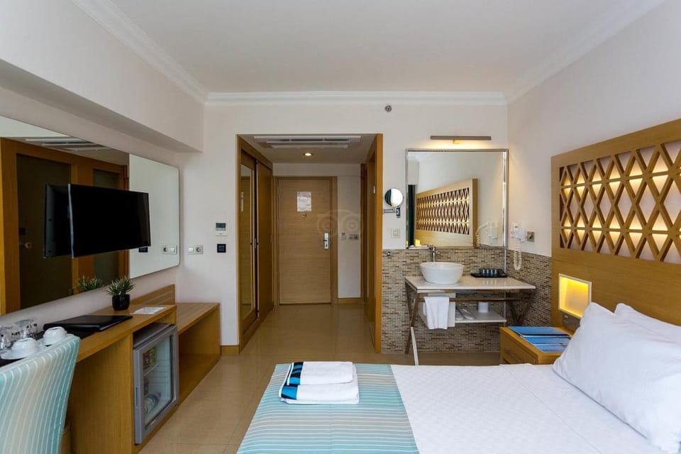 Bed, TV and multimedia, Coffee/tea facilities, Photo of the whole room, Bedroom, internet, safe, wardrobe, air conditioner