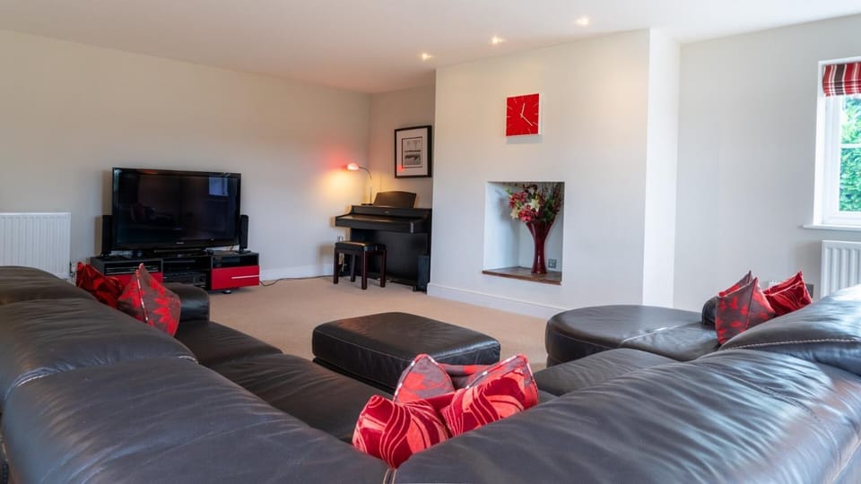 Superb 4BD Stay in Wyton and Houghton Village House in South Cambridgeshire District