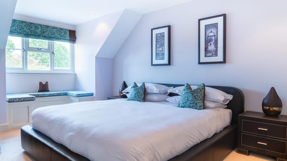 Superb 4BD Stay in Wyton and Houghton Village House in South Cambridgeshire District