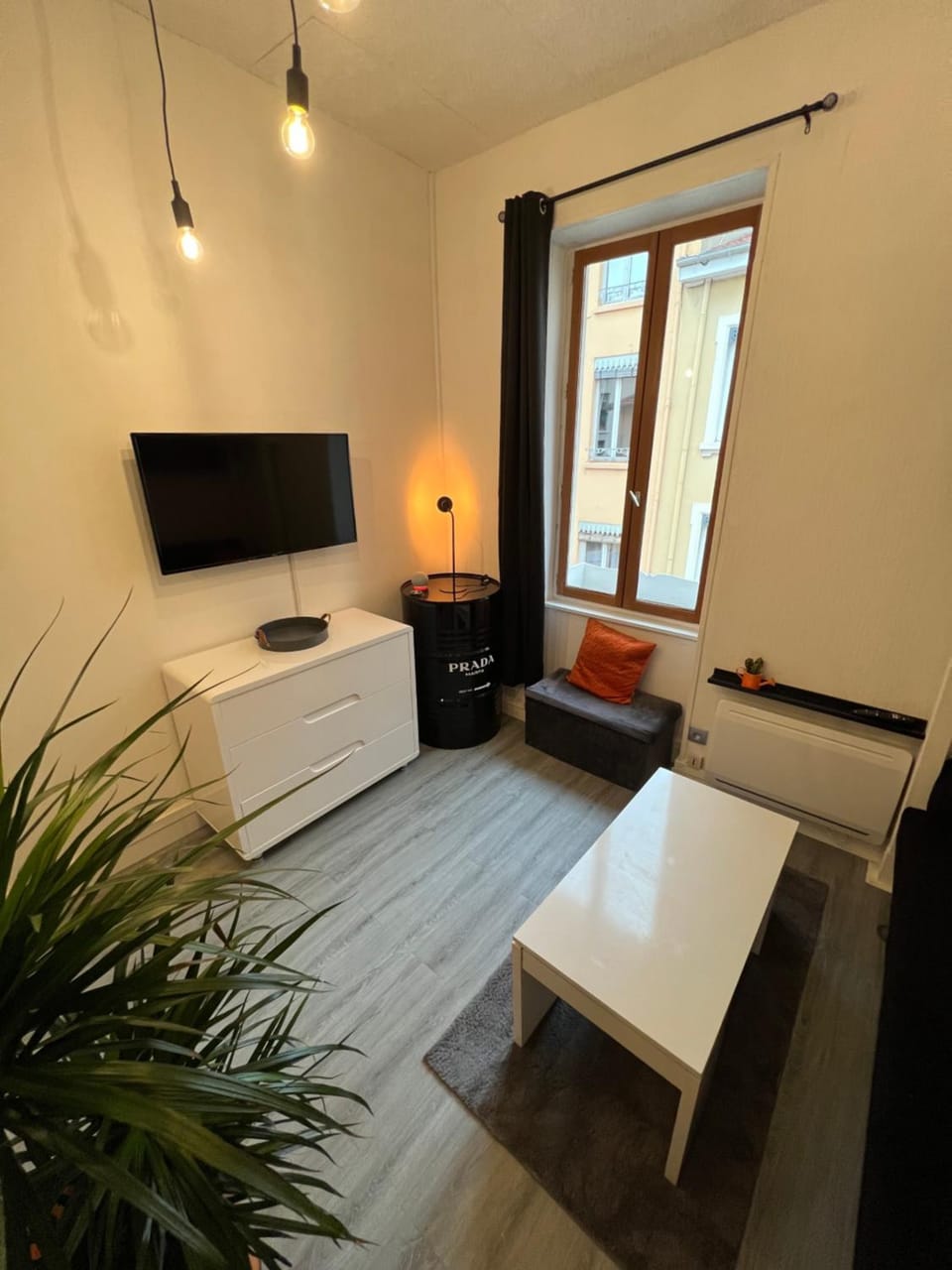Communal lounge/ TV room, TV and multimedia, Living room, Photo of the whole room, Seating area, Bedroom