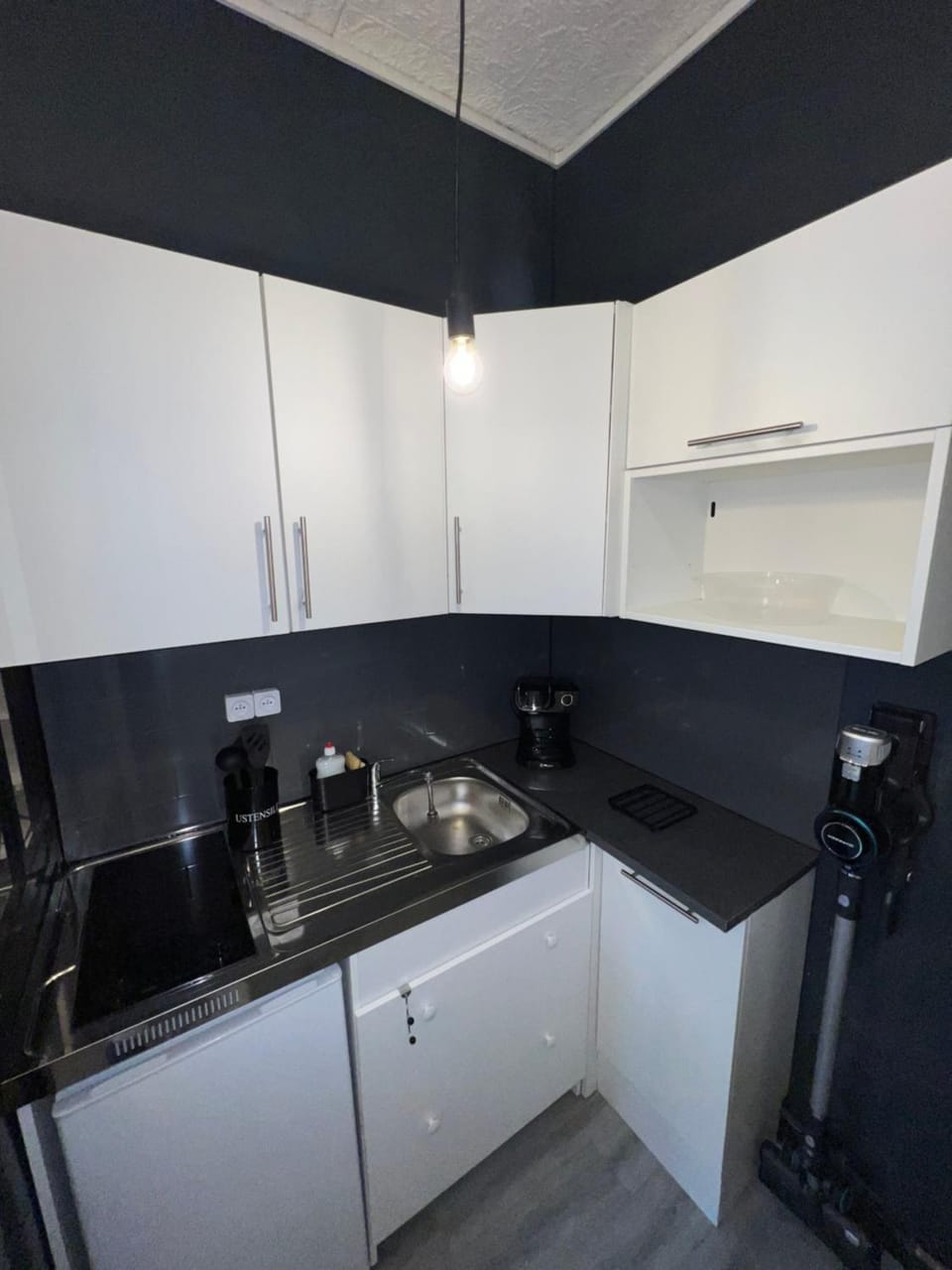 Kitchen or kitchenette, minibar, stove