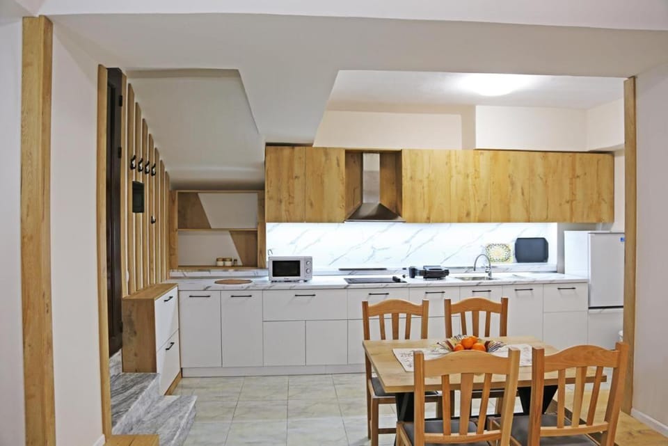Kitchen or kitchenette, Dining area