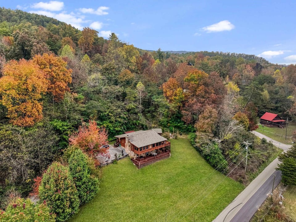 Bigfoot's Hideaway Themed Cabin, Views, Pet Friendly, Hot Tub, Fireplace Cabin in Sevier County