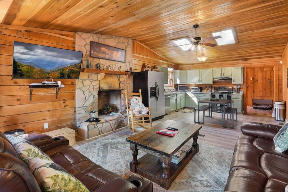 Bigfoot's Hideaway Themed Cabin, Views, Pet Friendly, Hot Tub, Fireplace Cabin in Sevier County