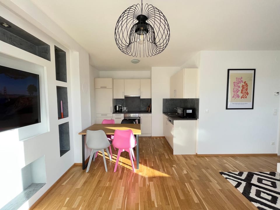 Kitchen or kitchenette, Dining area, minibar, pet friendly, stove