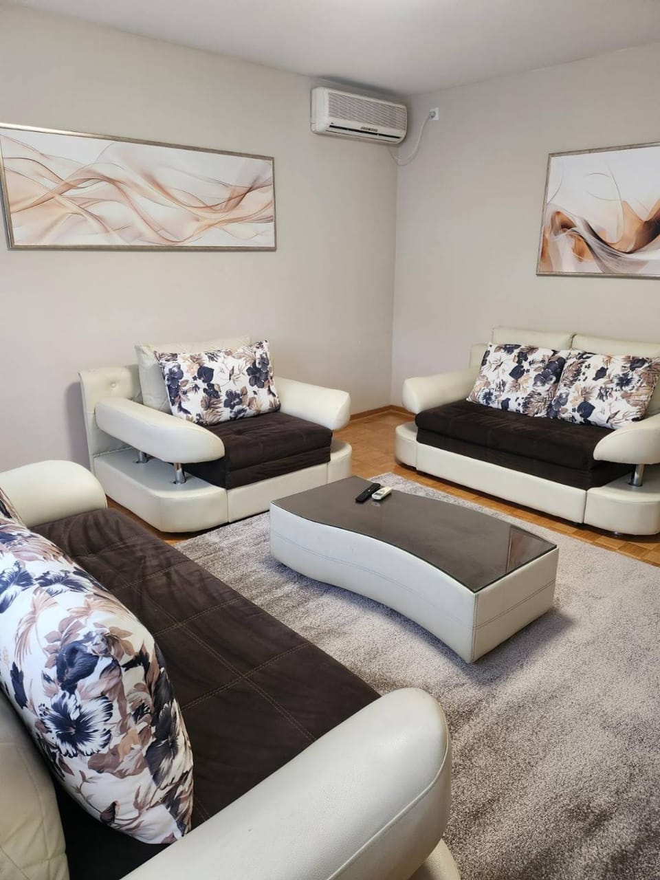 Living room, Text overlay