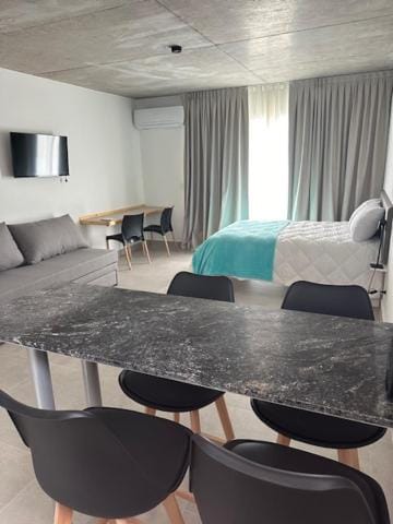 Bed, TV and multimedia, Living room, Photo of the whole room, Dining area, Bedroom