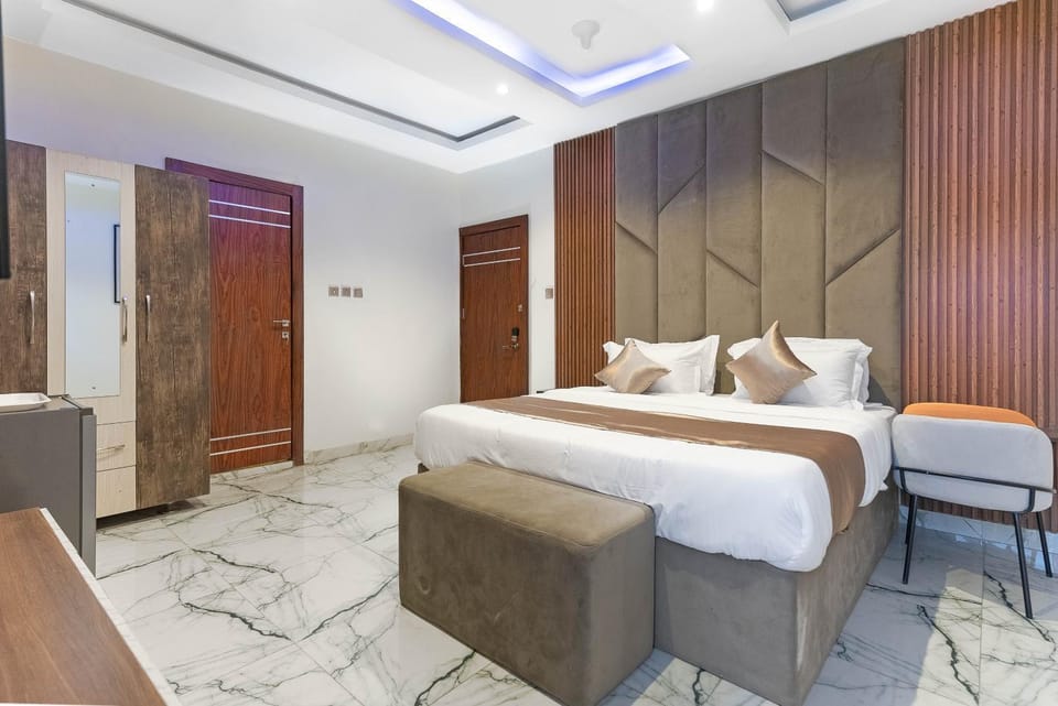 Bed, Living room, Photo of the whole room, Seating area, Bedroom, wardrobe