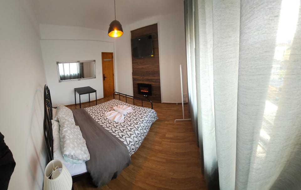 Bed, TV and multimedia, Bedroom, wardrobe