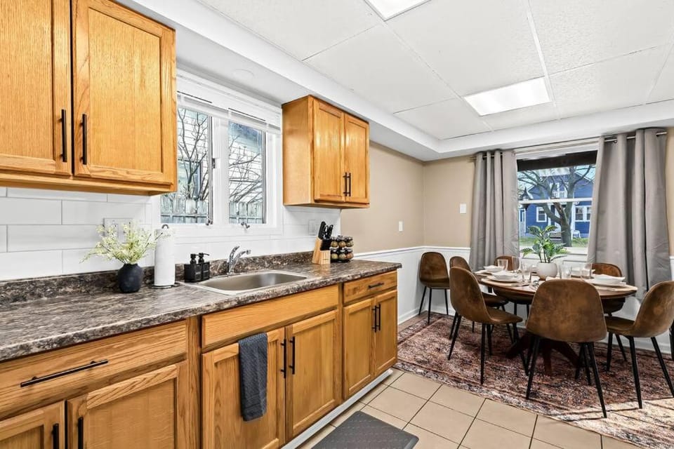 Cozy 3BR Home Friendly City of Hazel Park Apartment in Detroit