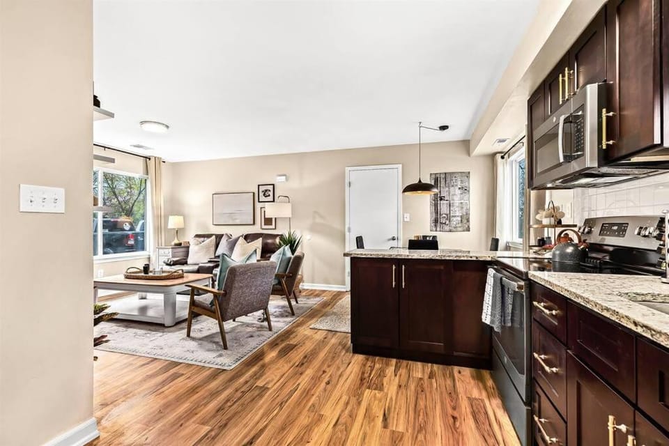 New! Beautiful 1BR in Sharon Lane Apartment in Lake Erie