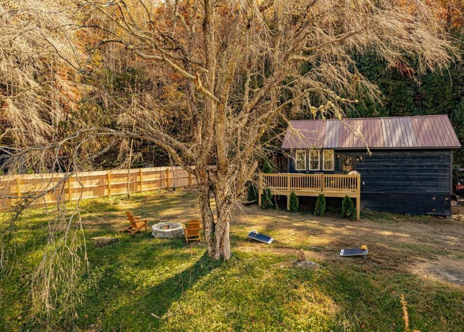 Little Blue in the Smoky Mountains House in Fontana Lake