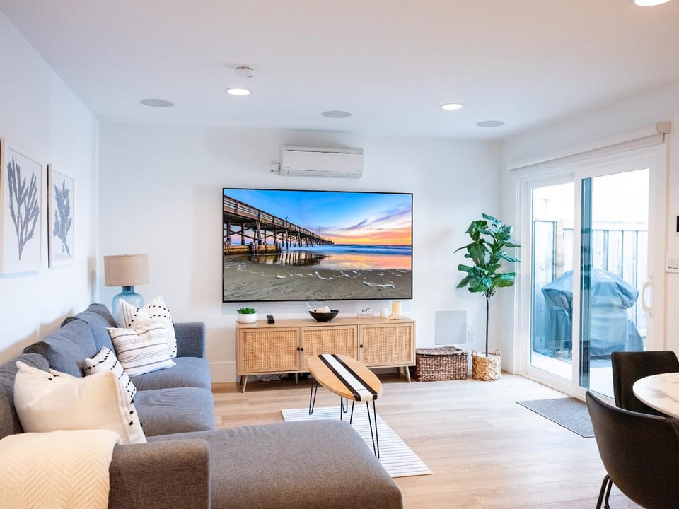 TV and multimedia, Living room, Seating area, Evening entertainment