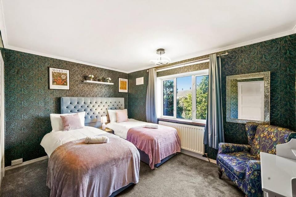 Beautiful 5 Bedroom Free Parking off House in Aylesbury