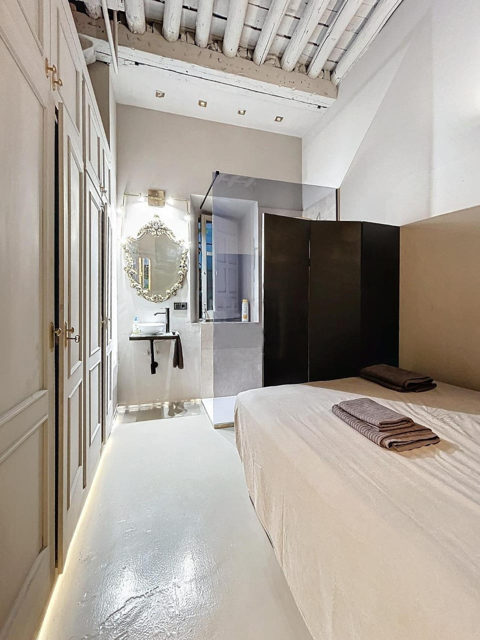 Photo of the whole room, Bedroom