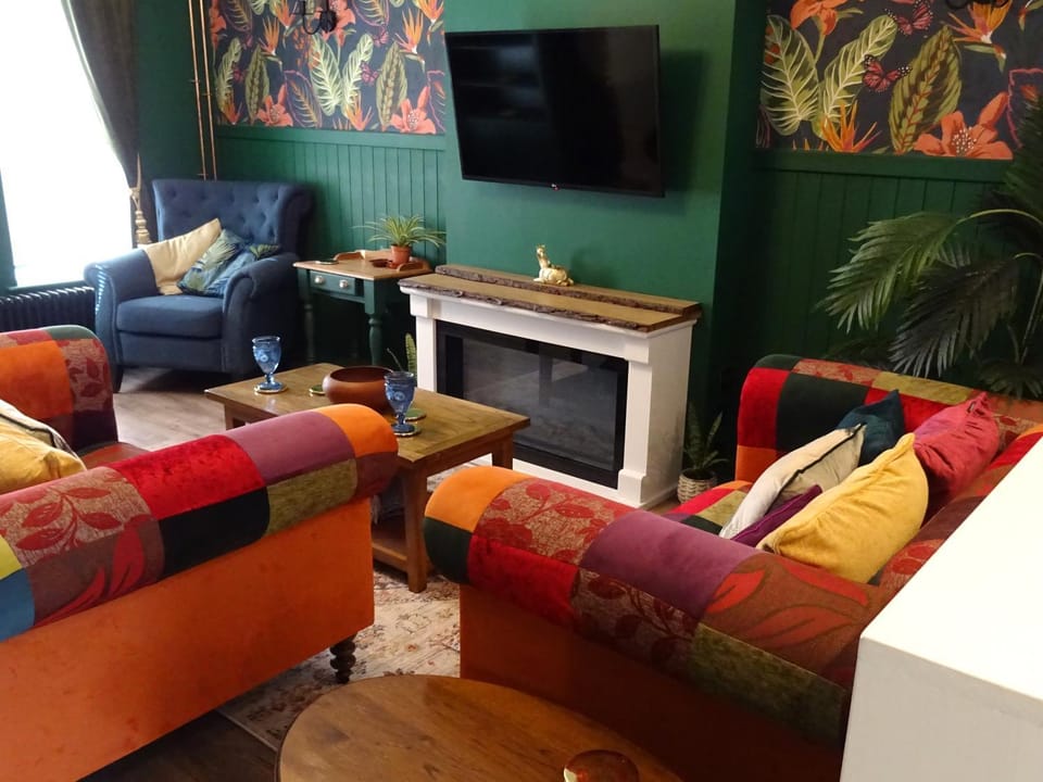 TV and multimedia, Living room, Seating area, flat iron