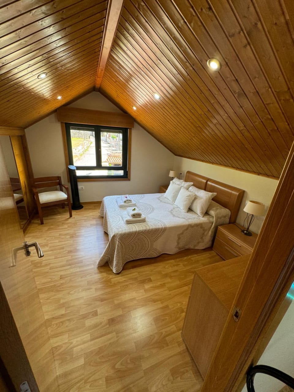 Bed, Photo of the whole room, Bedroom, towels
