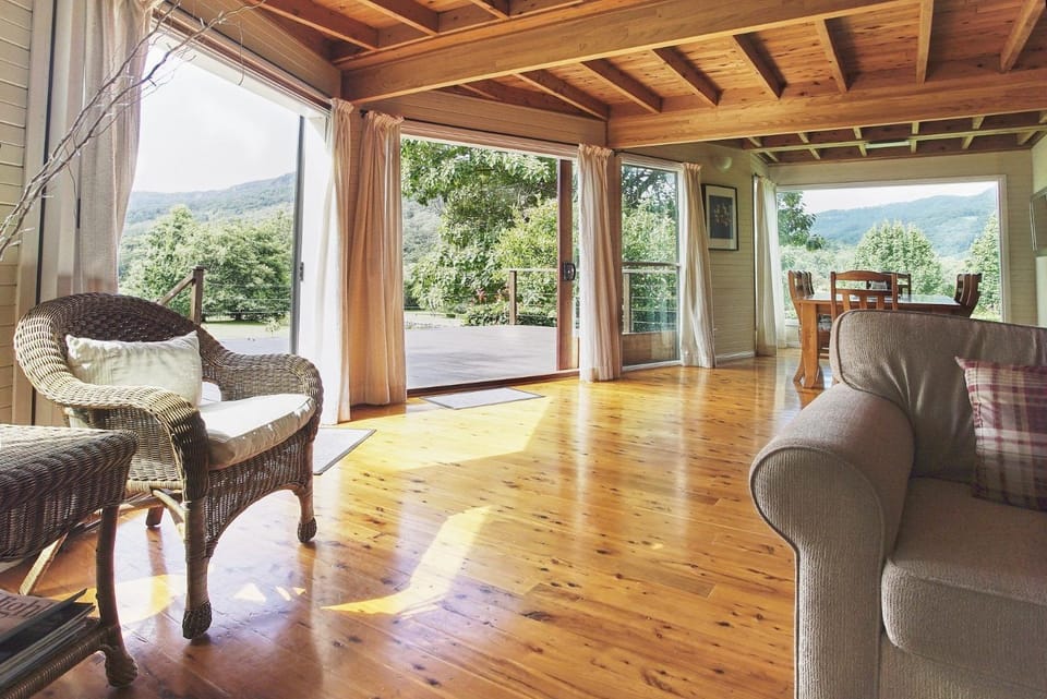 Cloud Nine Chalet Luxury retreat in Upper River House in Budderoo