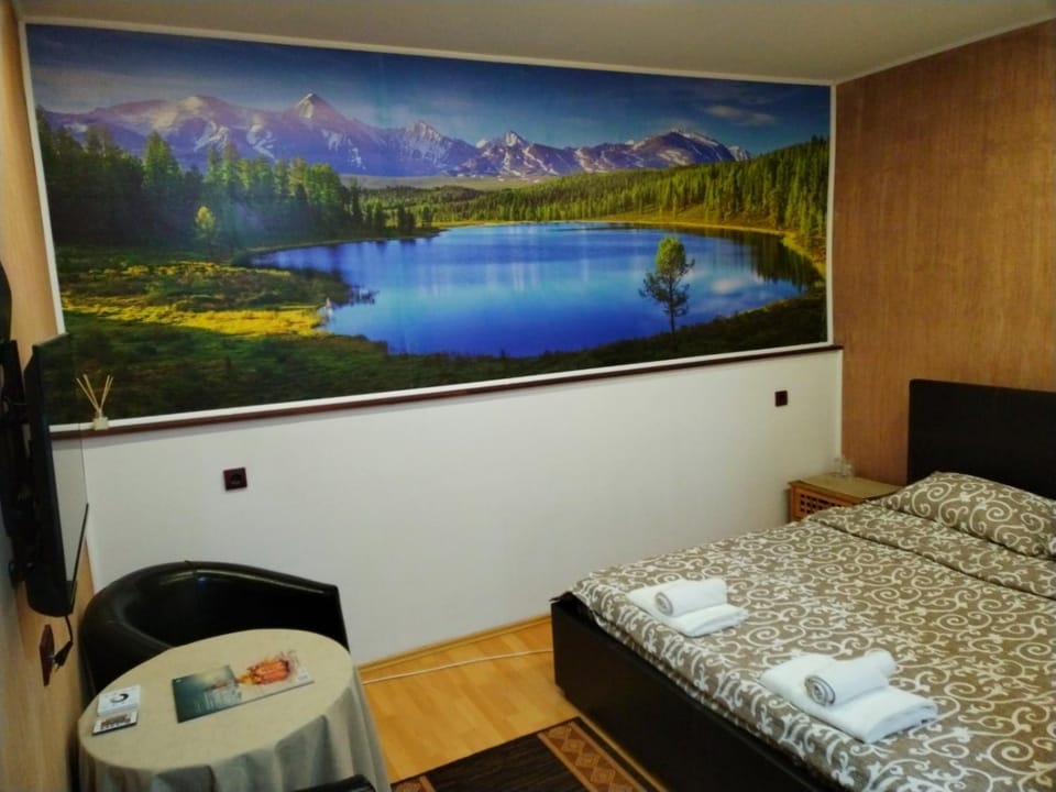 Bed, TV and multimedia, Seating area