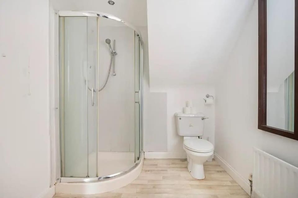 Shower, Toilet