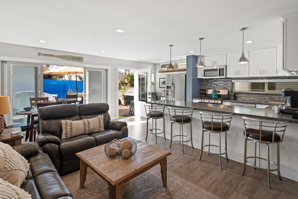 Stunning Beach Home - large patio, parking, ac & dog friendly! House in Mission Beach