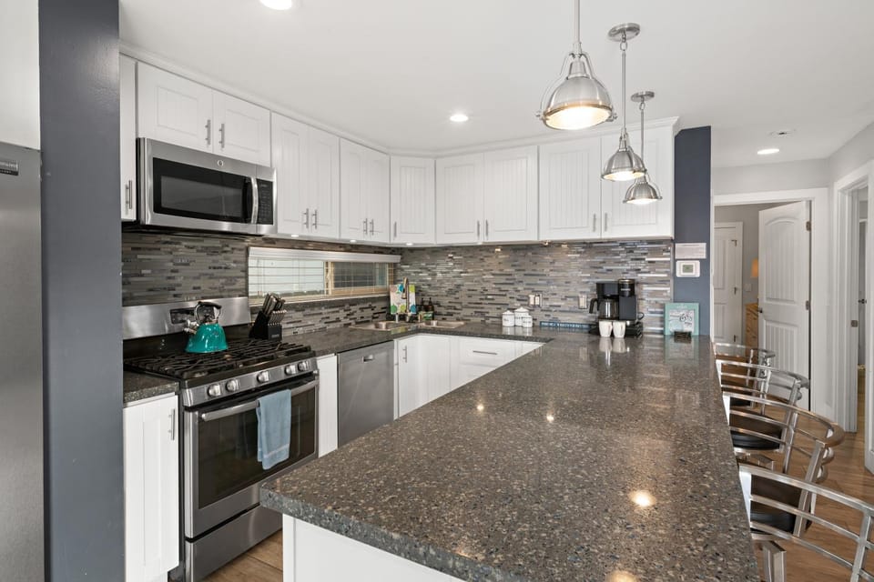 Stunning Beach Home - large patio, parking, ac & dog friendly! House in Mission Beach