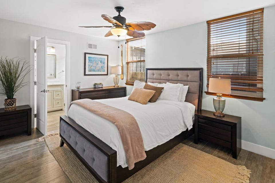 Stunning Beach Home - large patio, parking, ac & dog friendly! House in Mission Beach