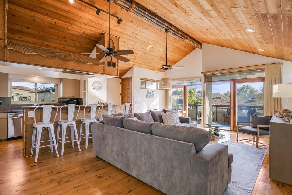 Stunning South Mission Beach Home - AC, Private Patio, Grill and Garage! House in Mission Beach