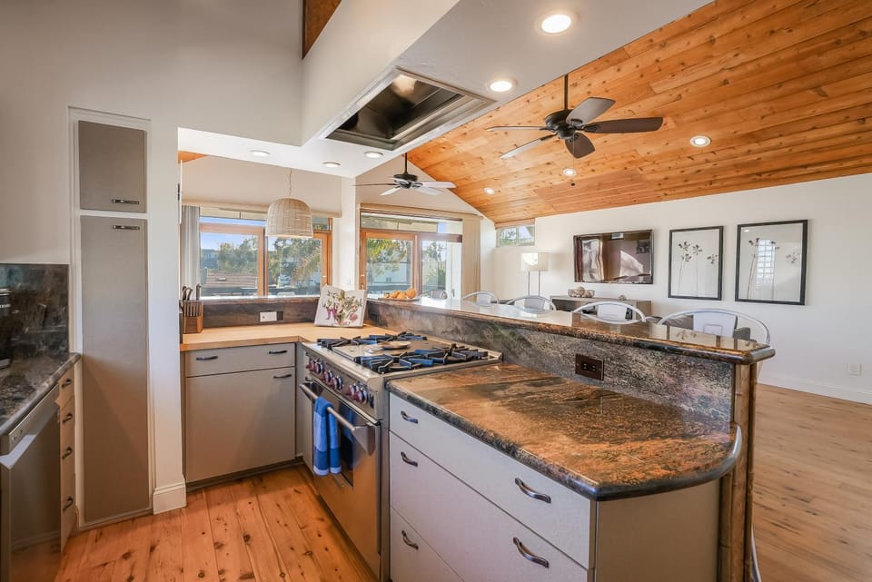 Stunning South Mission Beach Home - AC, Private Patio, Grill and Garage! House in Mission Beach