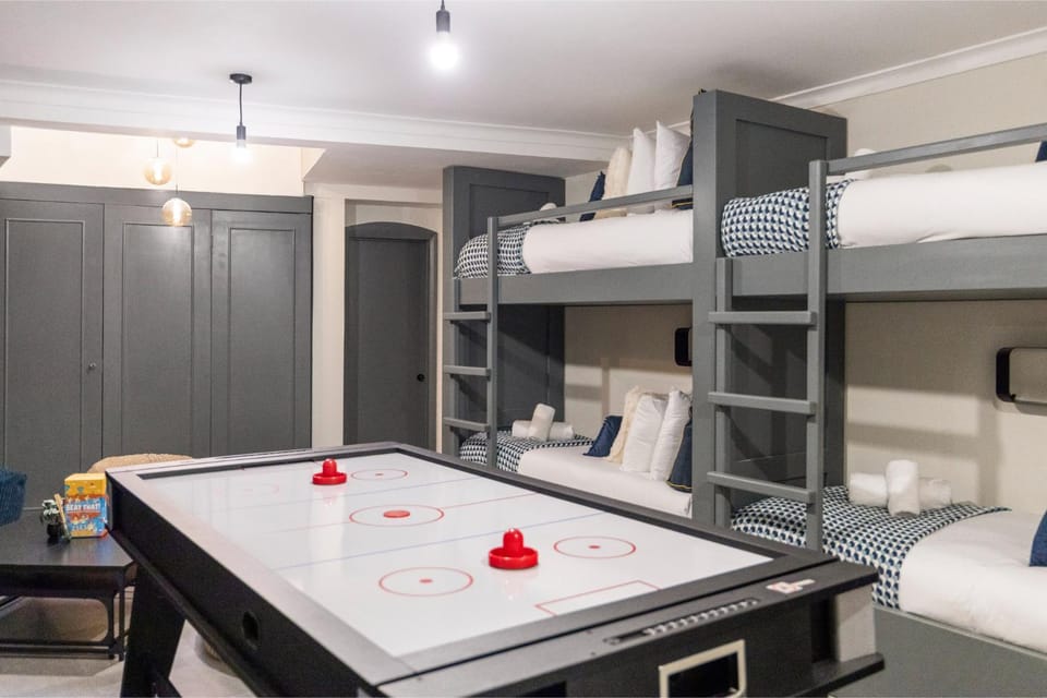 Bed, Game Room, Bedroom, bunk bed, towels