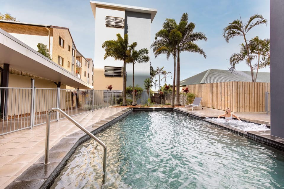 Property building, Patio, Natural landscape, Hot Tub, Pool view, Swimming pool, sunbed